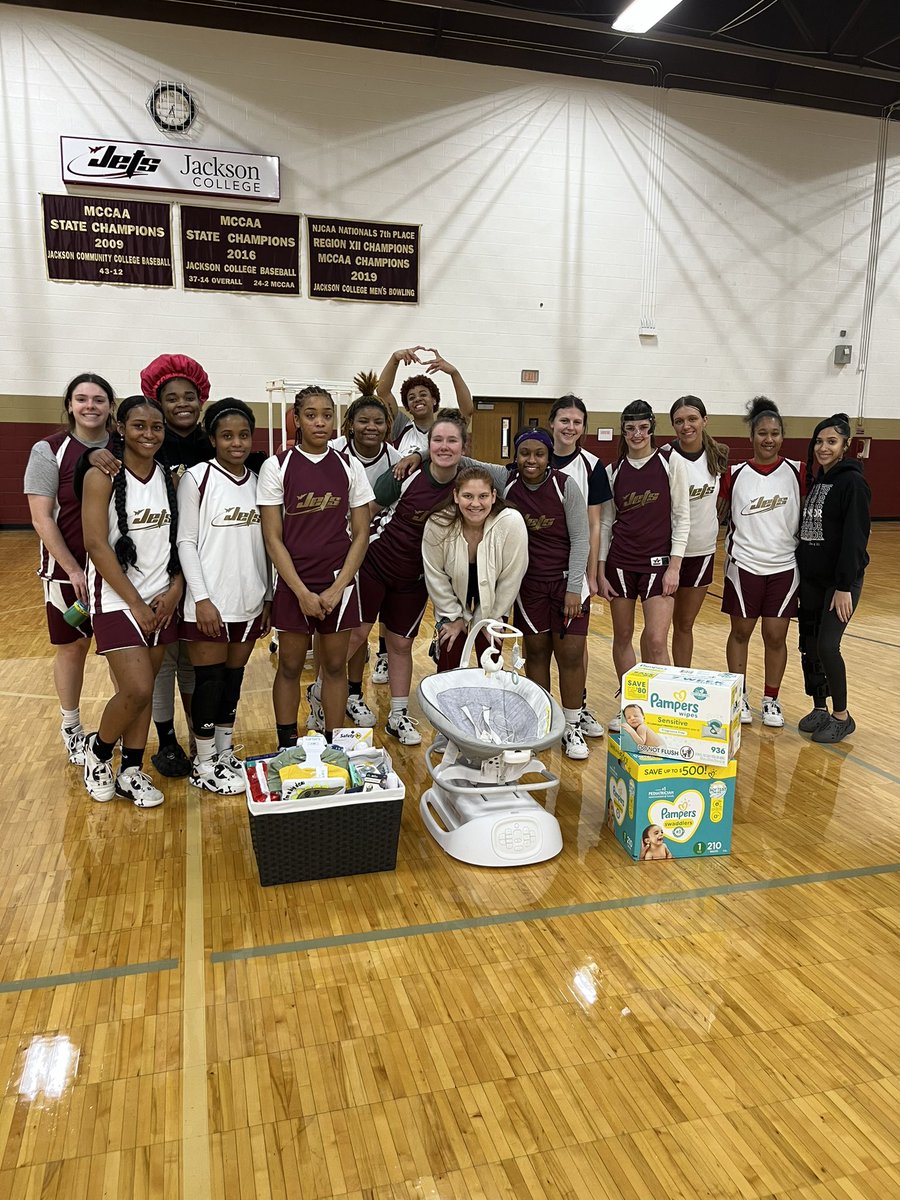 jcwomenshoops's tweet photo. Little after practice surprise for Coach Liv to welcome our newest JET Jace! ✈️🏀 https://t.co/1AiECPRpxK