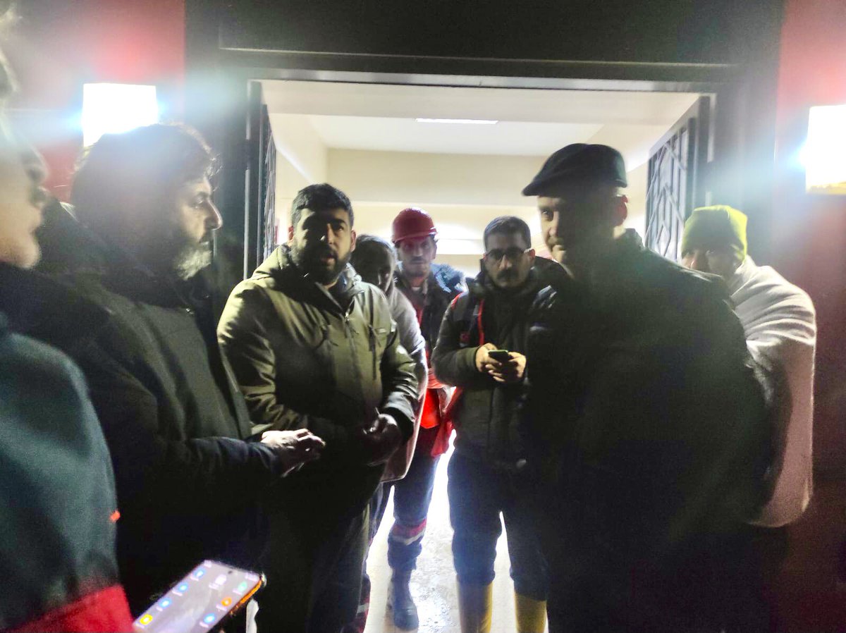Kahramanmaraş merkezli meydana gelen ve birçok ilimizi de etkileyen depremden dolayı Batman Valiliği olarak deprem bölgesindeki arama kurtarma çalışmalara destek olmak üzere an itibarıyla valimiz Ekrem Canalp önderliğinde Gaziantep ilimizdeki çalışmalarımıza devam ediyoruz.