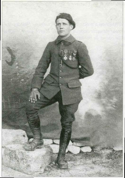 HistoiredeFran7's tweet photo. Albert Roche le héros français de la première guerre mondiale, il fut  surnommé « le premier soldat de France » par le maréchal Foch. Il fut blessé neuf fois et captura seul un total de 1 180 soldats allemands https://t.co/X6ei4LyadL