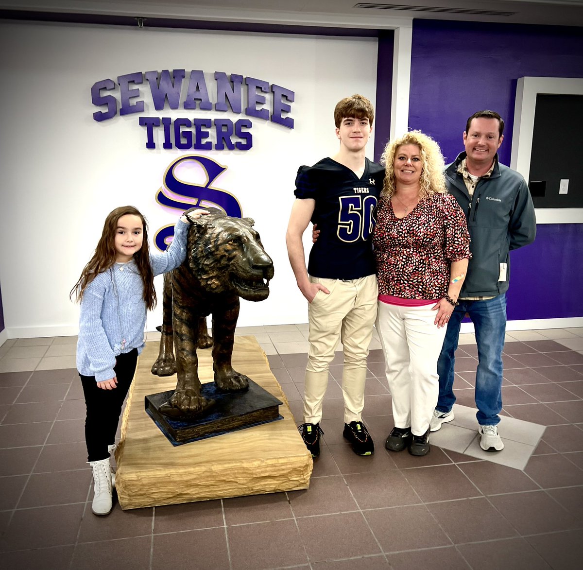 After great conversations with @Coach_Carp22. I am Honored to have an Official Offer to play for <a href="/SewaneeFootball/">Sewanee Football</a> <a href="/univofthesouth/">Univ of the South</a> <a href="/pena_sgt/">Coach Rey Pena</a>