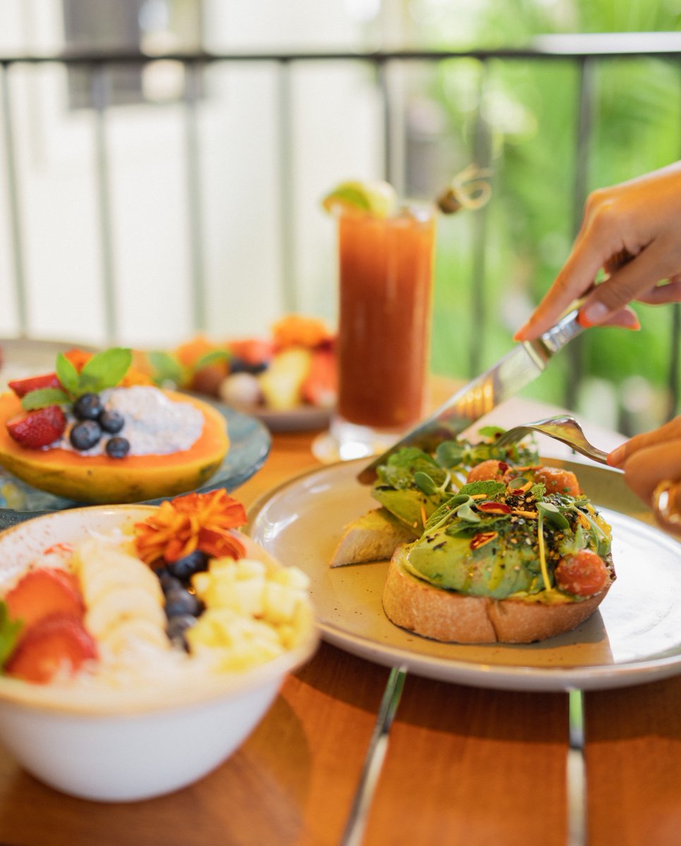 Start your morning right - with @therestauranthw breakfast delivered to your suite! 🍽

#hotelwailea #relaischateaux #relaischateauxnorthamerica #goldenshaka 📸: <a href="/mr/">mr</a>.ocalvey