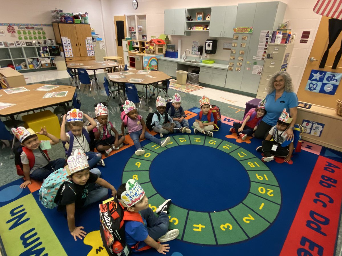 Durandaccps's tweet photo. We celebrated 100th day of school and Collier County Centenial @blackbearsroar @collierschools @Champs4Learning #GoldenAppleCollier https://t.co/Ji3SFF2bg3