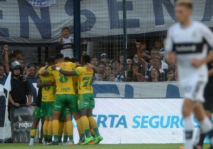 Consaborafutbol's tweet photo. #TorneoBinance | Con goles de Santiago Solari y Nicolás 🍇 Fernández, Defensa y Justicia le ganó 2-0 a #GimnasiaLp en el Bosque. https://t.co/YIwYMyUnWY