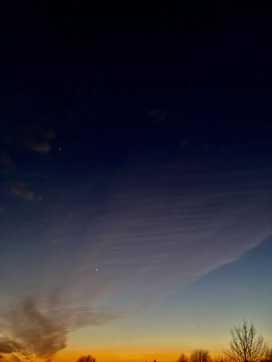 marchibald25's tweet photo. Couple of sunset pics with Jupiter and Venus, as well as clouds that look like waves. @fox4wx https://t.co/B9td2zdOh1