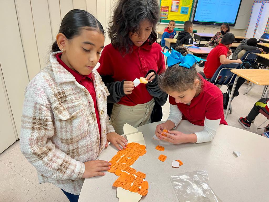 KelseyLPharrES's tweet photo. 4th grade loved learning about the Chinese New Year during Social Studies. Thank you Ms. Fernandez for leading the way π§§π #OneTeamOneDream #BringingourAgame #KLProcks @suptDotres @mdcpscommunity @miamischools @drdbmindingall @mdcpscentral https://t.co/YGeENyKcen