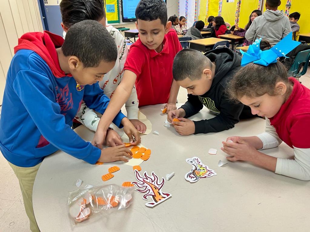 KelseyLPharrES's tweet photo. 4th grade loved learning about the Chinese New Year during Social Studies. Thank you Ms. Fernandez for leading the way π§§π #OneTeamOneDream #BringingourAgame #KLProcks @suptDotres @mdcpscommunity @miamischools @drdbmindingall @mdcpscentral https://t.co/YGeENyKcen