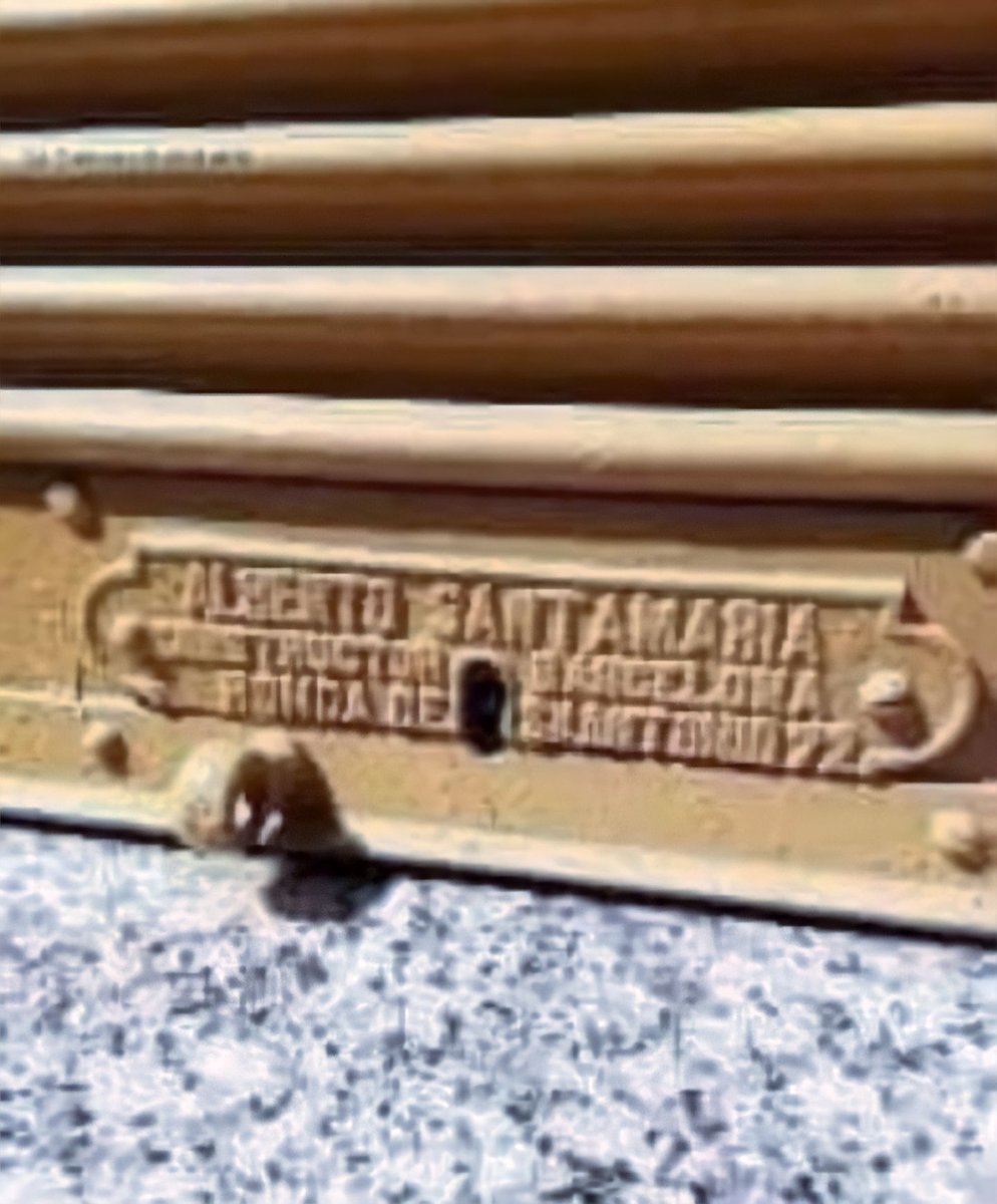 Empresa española (Barcelona), de Alberto Santamaría 
era la fabricante de puertas metálicas plegables para establecimientos comerciales. De allá las importaron inicialmente a fines de los años 40's y en los 50's y el nombre Santamaría se quedó entre nosotros para la designación.