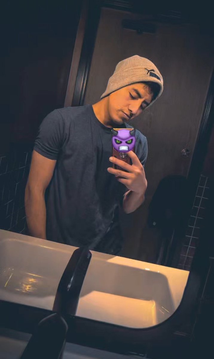 CharlieElixXx's tweet photo. Kien me ayuda en el baño raza? 🍆 https://t.co/M9lgYssG1w
