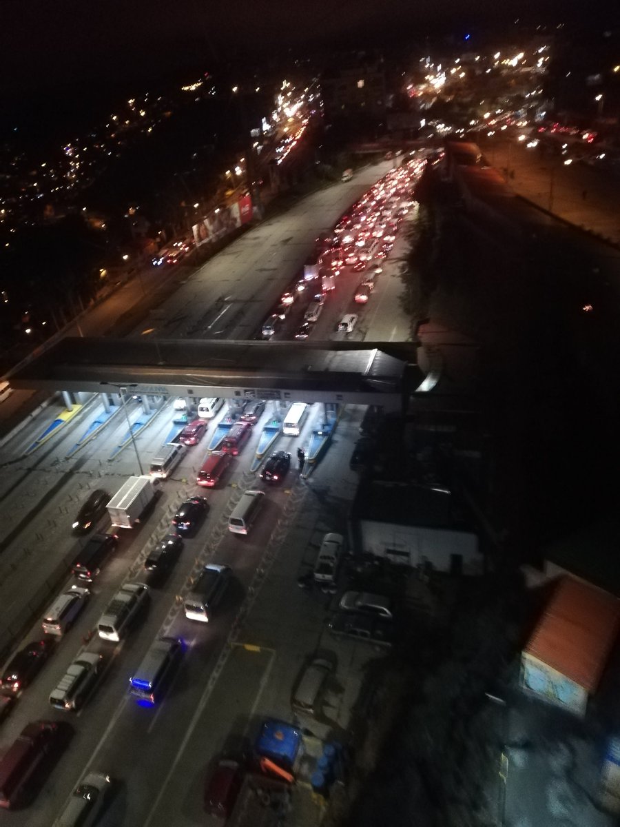 MamaniZenobia's tweet photo. Tome previsiones. Así se encuentra la autopista #LaPaz - #ElAlto cerca al peaje. https://t.co/jHmtd3rWC7