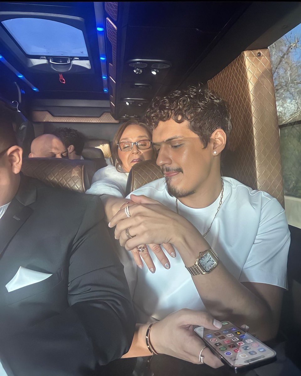 notkingdeficit's tweet photo. EVERYBODY GET OUT OF MY WAY https://t.co/KVirYh5fjM