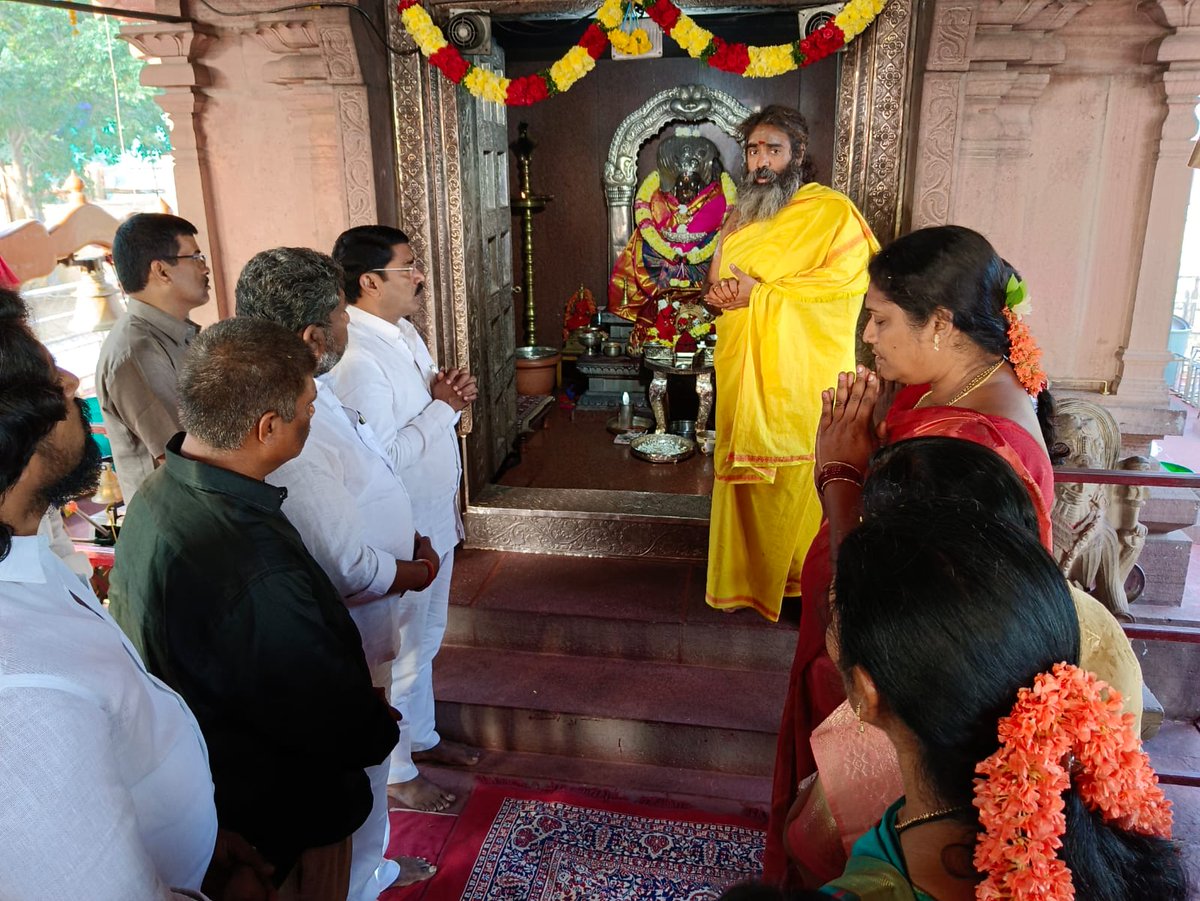 SampathKumarINC's tweet photo. As per the instruction of @INCIndia &amp; @INCTelangana started #HathSeHathJodoYatra with the blessings of #jogulambaammavaru at #alampurassembly
@kharge @bharatjodo @RahulGandhi @kcvenugopalmp @Manikrao_INC  @HathJodoYatraTS https://t.co/Fyq5x9gDd9