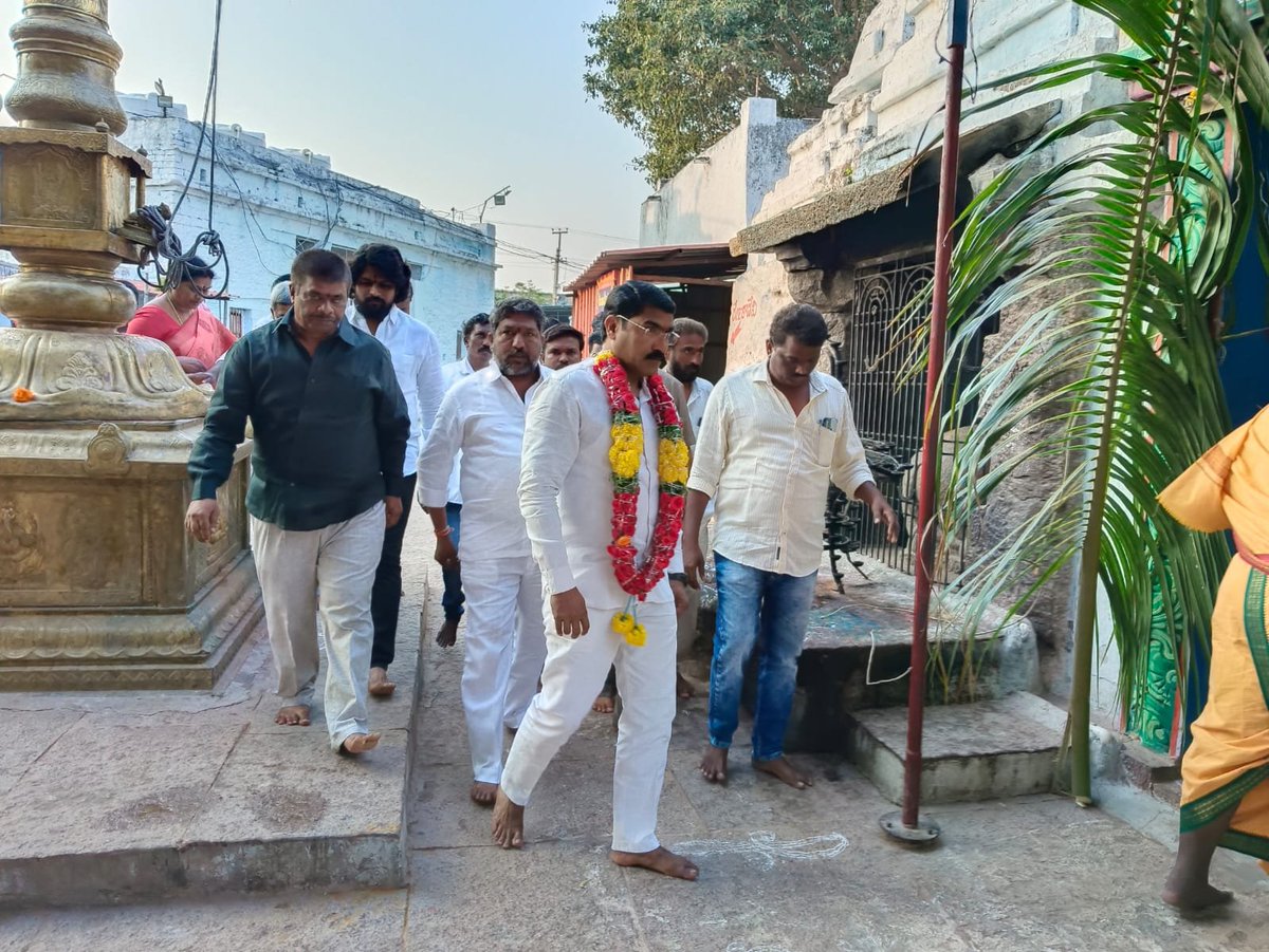 SampathKumarINC's tweet photo. As per the instruction of @INCIndia &amp; @INCTelangana started #HathSeHathJodoYatra with the blessings of #jogulambaammavaru at #alampurassembly
@kharge @bharatjodo @RahulGandhi @kcvenugopalmp @Manikrao_INC  @HathJodoYatraTS https://t.co/Fyq5x9gDd9