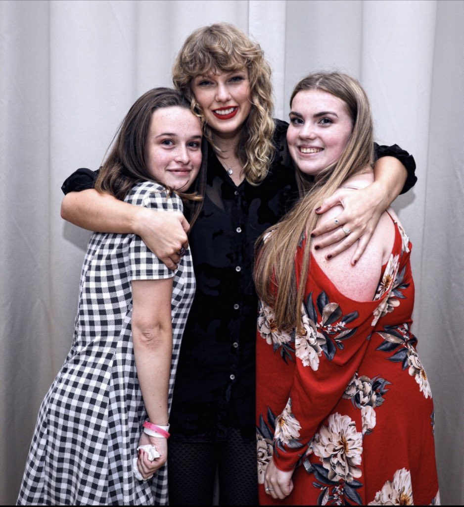mckenziewhatevr's tweet photo. Crying because I can’t believe this is real and I met my fave person @taylorswift13 @taylornation13 #Midnights #TaylorSwift #reputationsecretsessions https://t.co/uLe7IM8XqA