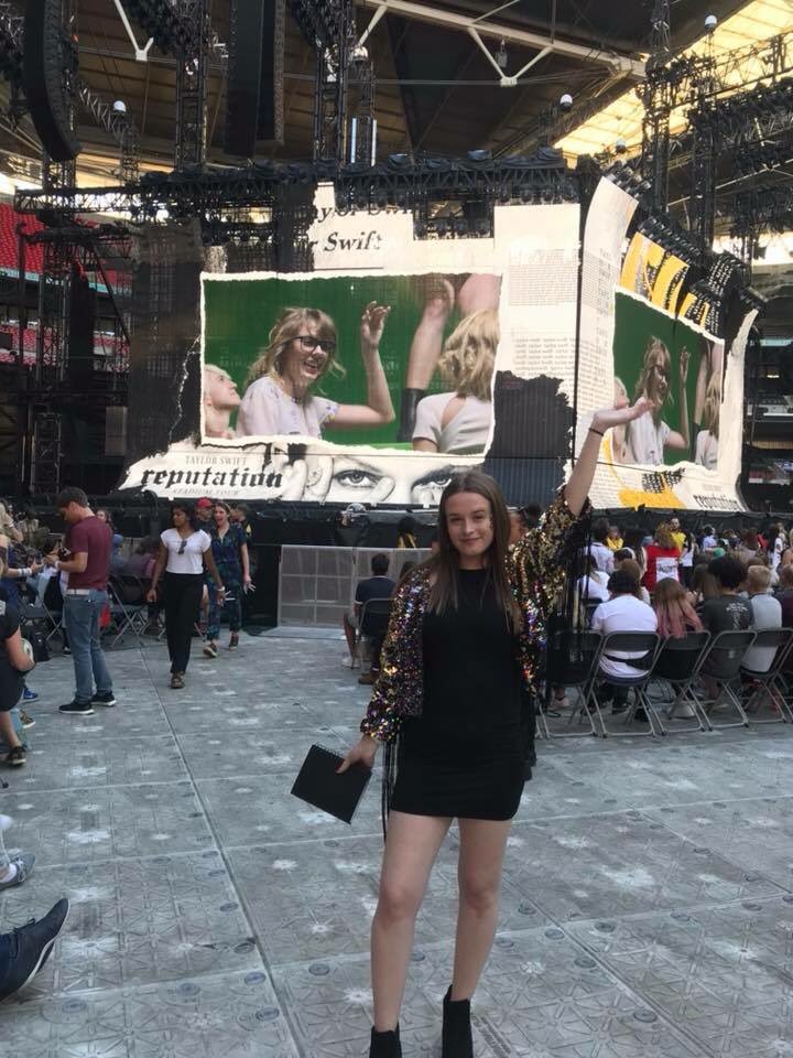 mckenziewhatevr's tweet photo. Crying because I can’t believe this is real and I met my fave person @taylorswift13 @taylornation13 #Midnights #TaylorSwift #reputationsecretsessions https://t.co/uLe7IM8XqA