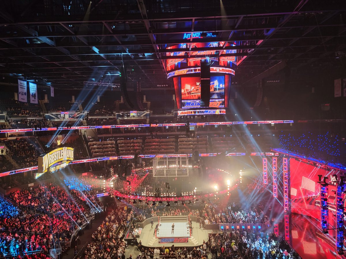 GenDragFan's tweet image. Here for Monday Night Raw in Orlando.