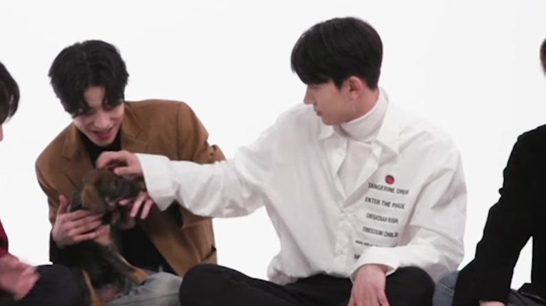 HJ25th's tweet photo. ramyeonz with the puppy. 🥺
#heeseung #jake https://t.co/jyYOGYkfjf
