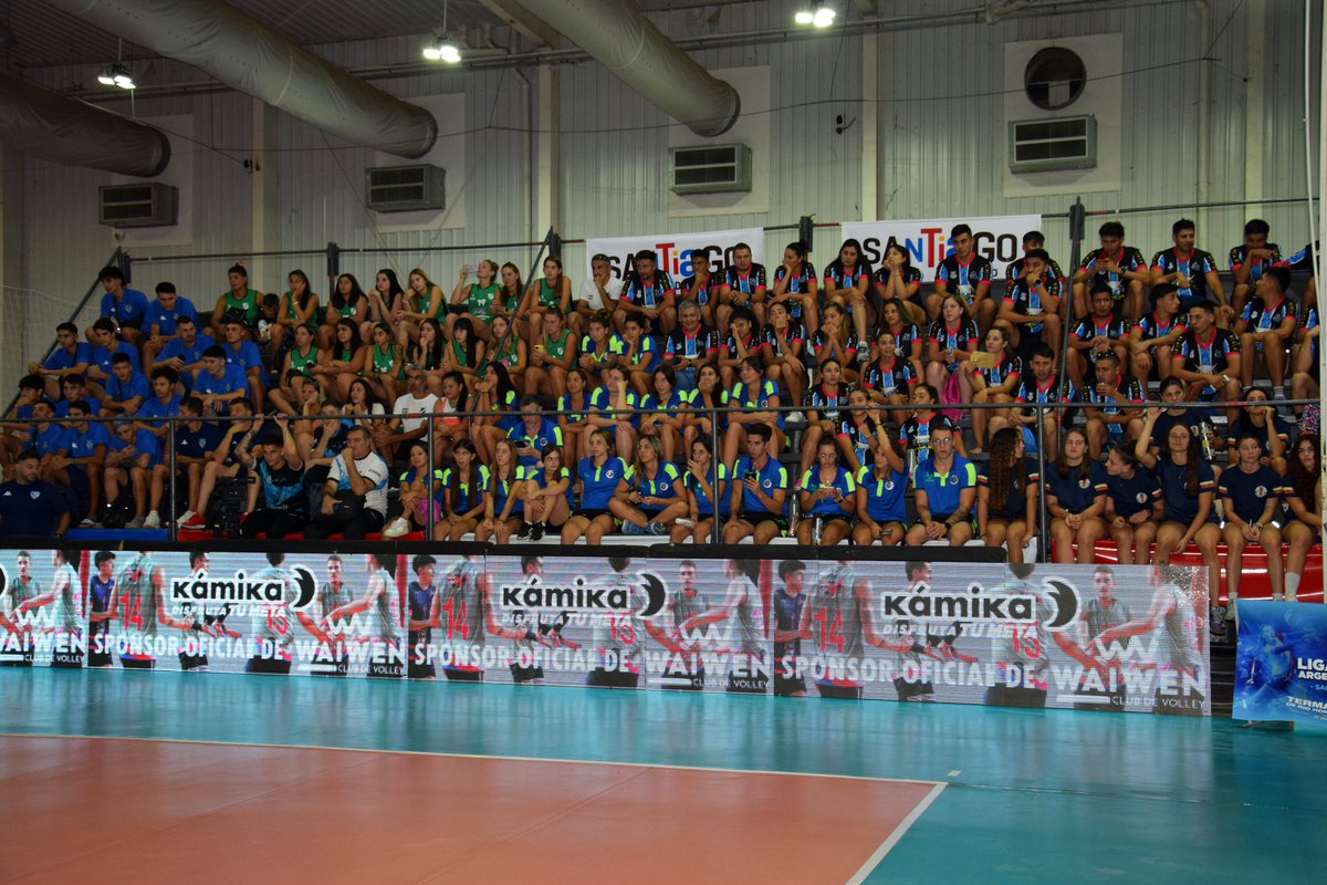 Voley_FeVA's tweet photo. 🏐 Una fiesta de voley en la previa de la #LigaFederal junto a Marcos Milinkovic y Ana Gallay 

Los deportistas símbolo de la 🇦🇷 compartieron un rato con los chicos/as que llenaron las tribunas, hicieron preguntas y escucharon atentamente las anécdotas de sus idolos Marcos y Ana https://t.co/kTKS0fy5Uf