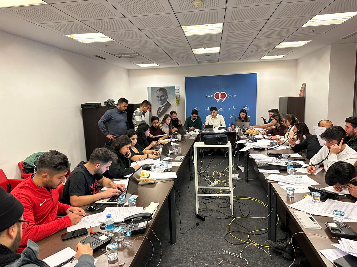 Gönderilen tüm tweet ve aramaları titizlikle takip ediyor, kurtarma ekiplerine iletiyoruz. 
Lütfen emin olmadığınız bilgilerle hatları meşgul etmeyiniz.