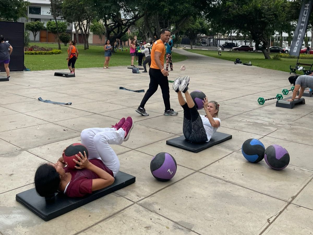 munisurco1's tweet photo. ¡Seguimos activos! 🏋️‍♀️
Nuestros vecinos disfrutaron de una mañana de actividades en el Parque Chavín (sector 6).

Gracias al trabajo en conjunto con @bodytechpe, promovemos rutinas saludables en el distrito.

¡No te pierdas las próximas actividades! 😉

#SurcoSeRenuevaContigo https://t.co/I42WMp4LFR