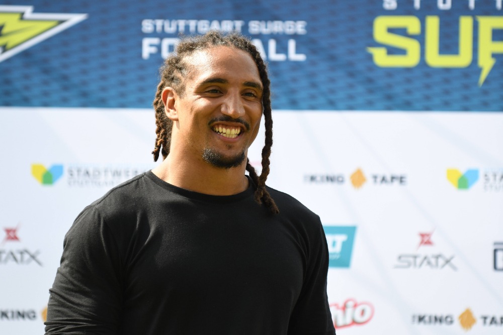 Touchdown24_Mag's tweet photo. Surge: Jakob Johnson veranstaltet Jugendcamp #StuttgartSurge #JakobJohnson https://t.co/mZieoPNqLk https://t.co/tvx2s5lENm