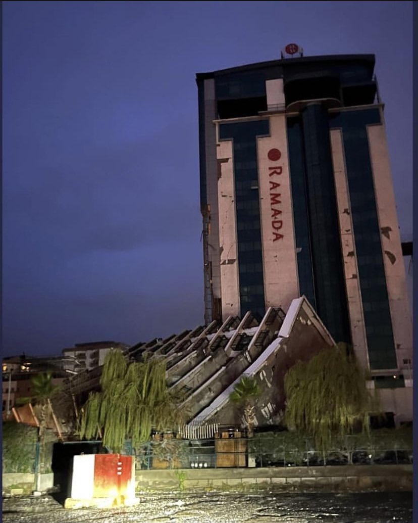 Yeni binaya taşınırsam güvende olurum diye düşünmeyin. İskenderun’da daha yeni yapılmış onlarca binanın yıkıldığını gördü bu gözler. Bu fotoğraf bunlardan biri. 

#deprem #Hatay