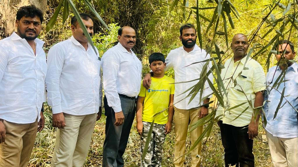 Travelled deep into the forests & spent a day with chenchu tribes along with #TSREDCO Chairman @ysathishreddy Anna

Thanks to #TSGovt for the provision of Power and Water supply to the tribes.. their happy faces made our day ❤️👏

@KTRBRS