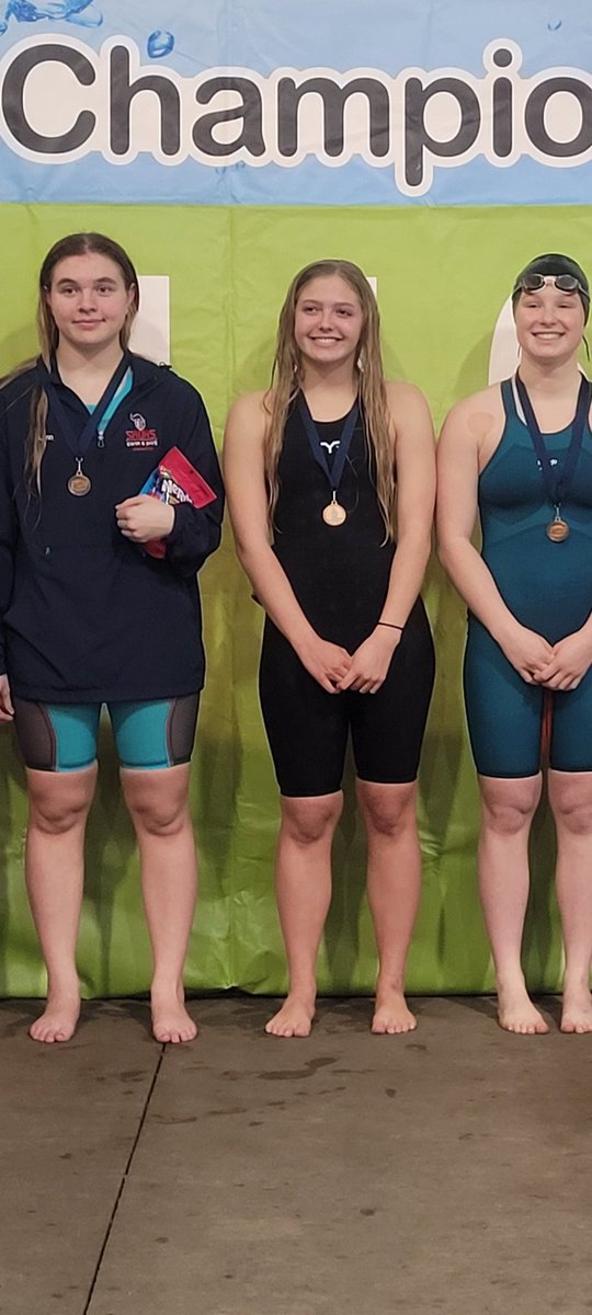 Lainey Epperson placed 5th in the 50 free at Regional Finals with a personal best time of 25.39.  Way to go Lainey!!