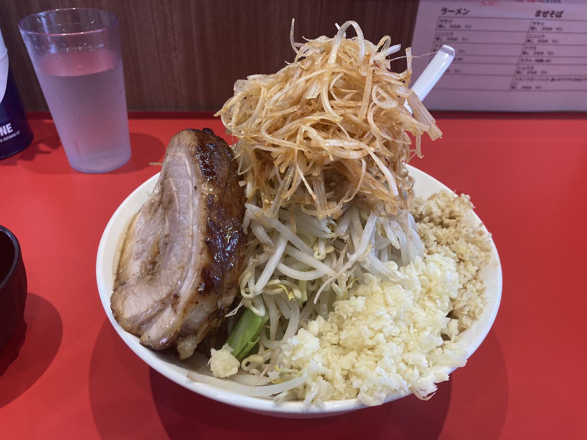 dungeonmeshi5's tweet image. 麺処　頂
ラーメン＋辛ネギ＋生卵
カラメ以外増しにて注文。
なかなかの盛り具合です笑
辛ネギは美味しいのもそうですが、しなってるので食べる際飛び散らなくて良いです。
ご馳走様でした。