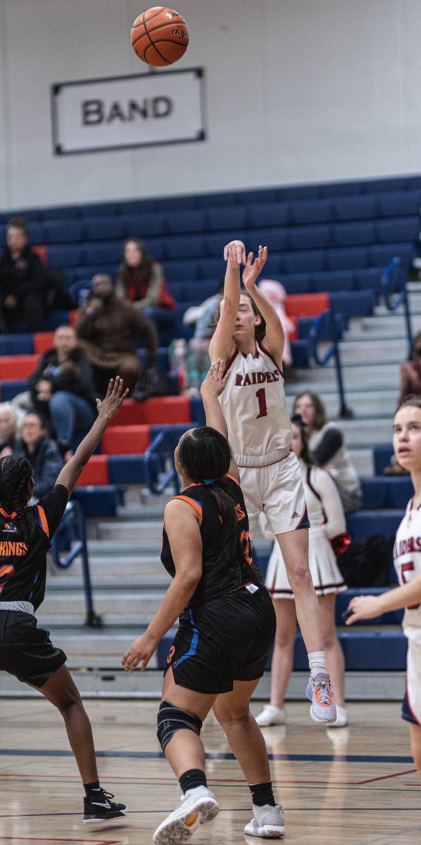 Tonight's standout player of the game in our first round playoff win is junior Vida Rack:
28pts (60% shooting), 11rbs, 2ast, 2stls, 2blks.
#HaleYeah #MakeEmBelieve