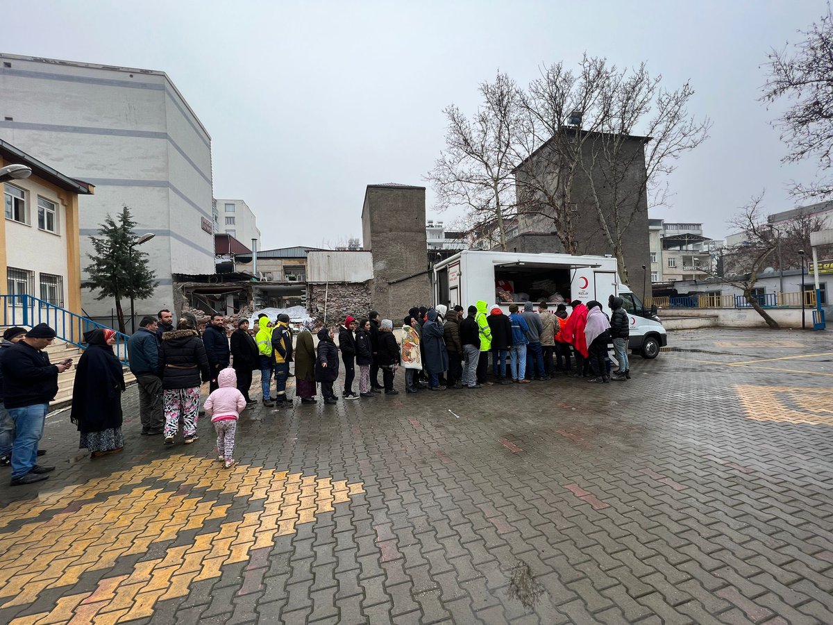Bu büyük afetin etkilerini ortadan kaldırabilmek için 2000’ni aşkın Kızılaycı Afad koordinasyonunda çalışıyor
Hizmetlerin etkilenmiş tüm bölgelerimize yaygınlaştırılabilmesi için afetin etkilediği tüm illerimize ekip, ekipman ve malzeme sevkiyatlarımız devam ediyor.