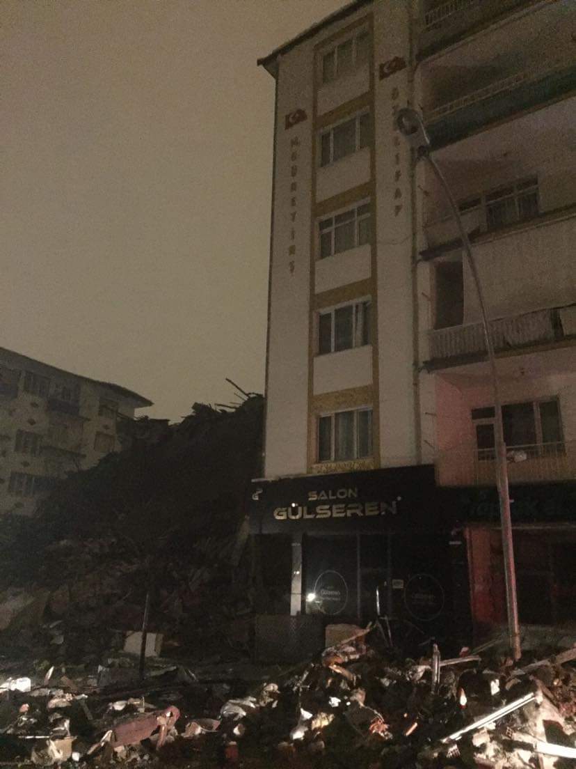 lütfen paylaşır mısınız.
Saatlerdir vinç bekliyoruz
Lütfen
Tevfik Temelli CAddesi Baydogan Apartmanı 
Yeşilyurt-MALATYA 

NE OLUR LUTFEN.AILE ELLERI ILE TOPLUYOR MOLOZLARI ARTIK

İrtibat:+905456520809 Suat BEy