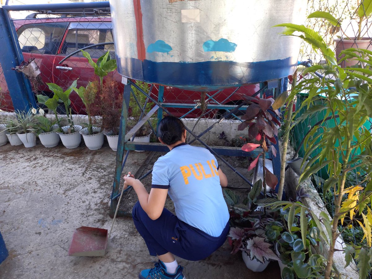 PcloBenguet's tweet photo. On February 7, 2023, at about 8:30 AM, personnel of Benguet PFU conducted fatigue duty to maintain the office’s cleanliness at all times. 

#LifeisBeautiful
#KaligtasanNiyoSagotKo
#TulongTulongTayo
#MMKequalsK
#PNPKakampiMo https://t.co/KAGy4RmKzf