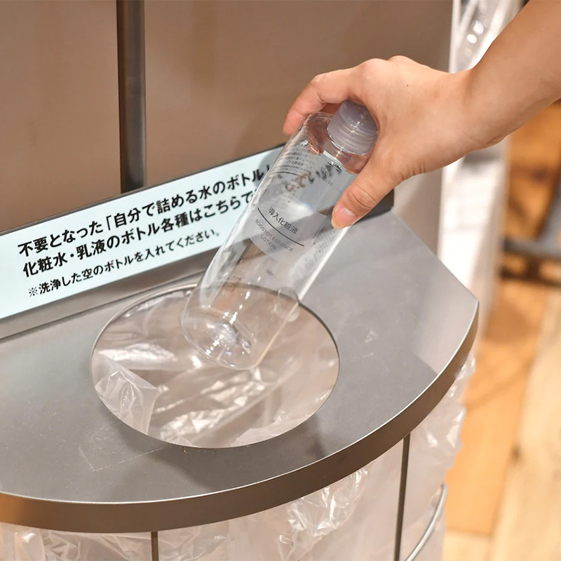 muji_net's tweet photo. プラスチック収納の回収をはじめました

引っ越しなどくらしの変化に伴って不要になったものや壊れてしまったものは、近くの無印良品のお店に持ち込みを。購入店舗や時期、破損の有無にかかわらず回収し、回収後は再生原料・リサイクル商品として活用します。

詳しくは下記ページで確認してください。