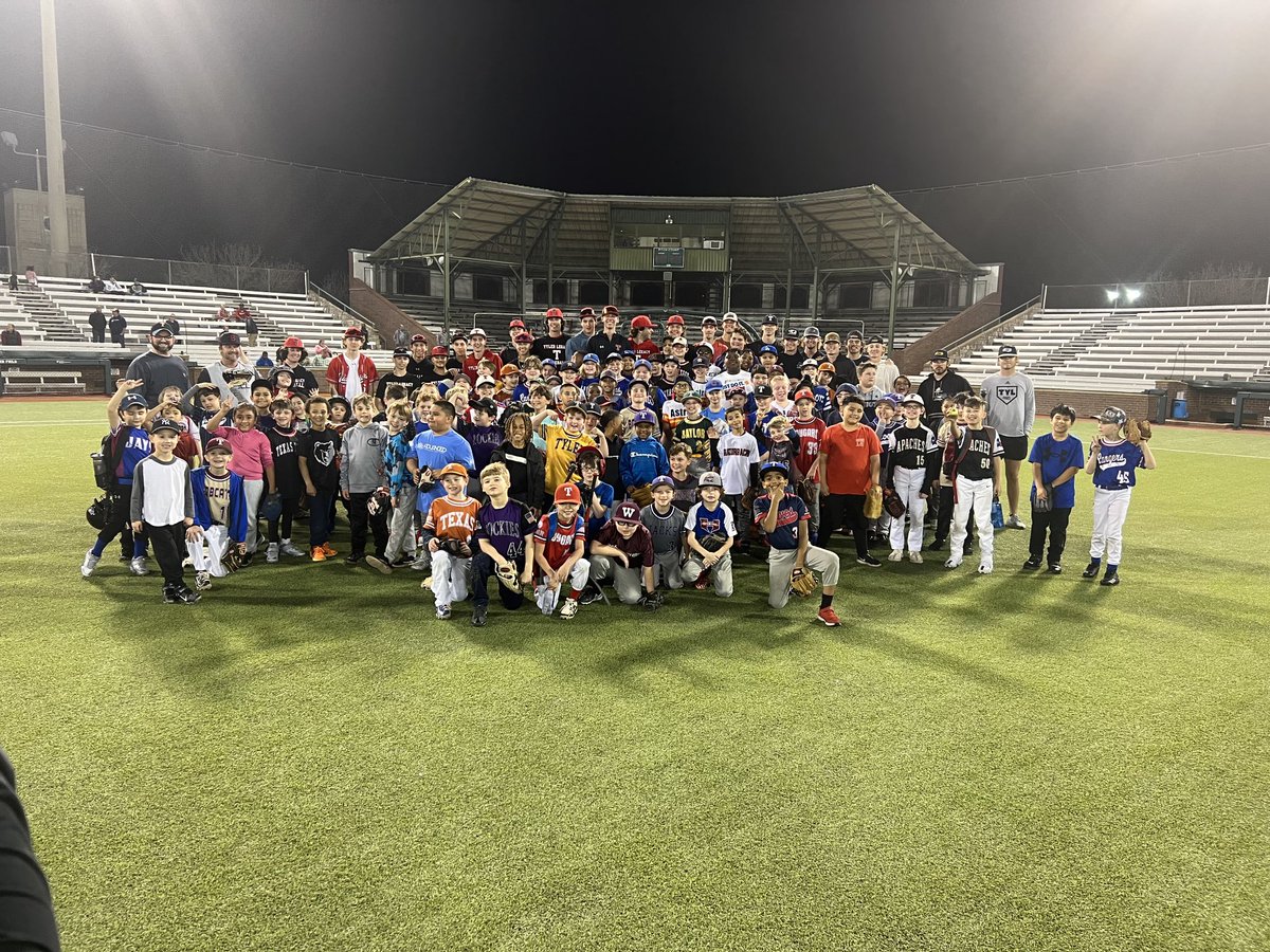 TLbaseball's tweet photo. Great night with the kids! https://t.co/T9TVIZimGG