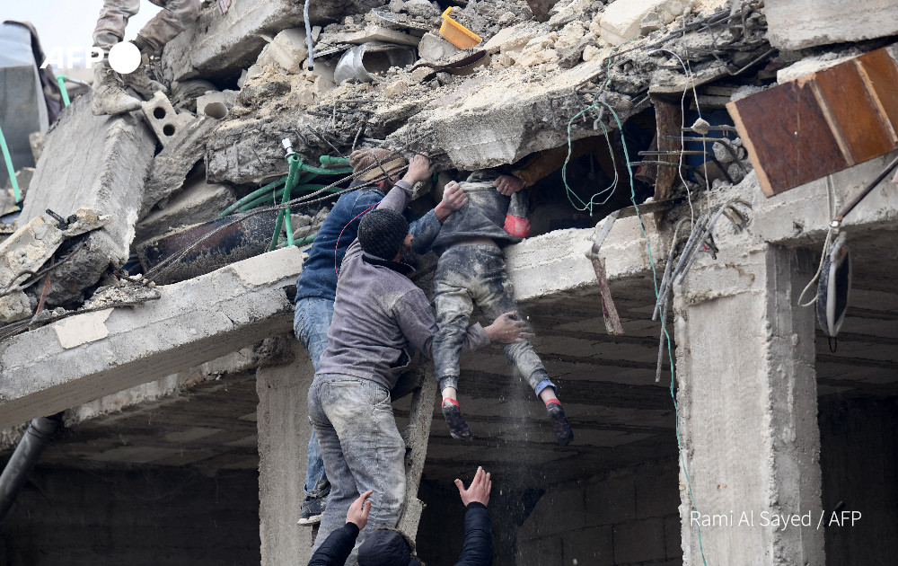 AFP News Agency on Twitter: "Earthquake death toll continues to rise with more  than 4,800 killed in Turkey and Syria. Rescuers brave freezing darkness,  aftershocks and collapsing buildings, as they dig for