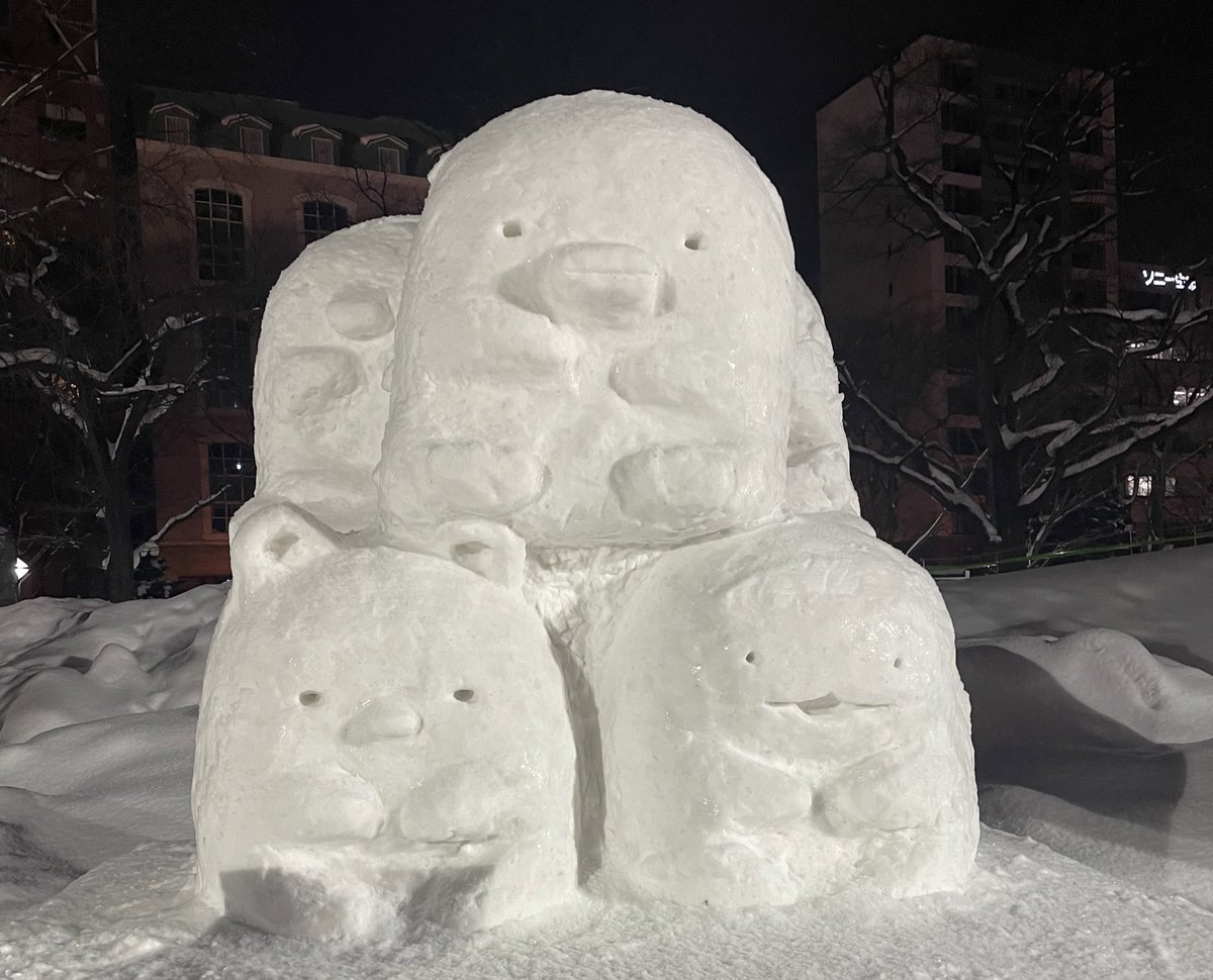 893_3150's tweet photo. すみっコぐらしの雪像シュールで最高だったね～ 🦎かわい～ https://t.co/1Zf6FfTTwl