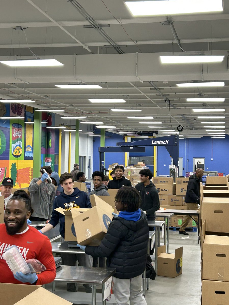Josh_Nugent's tweet photo. Great to get together off the court to help others tonight. We spent time at Cleveland Food Bank boxing over 7k lbs of food that will be distributed to families in surrounding communities. Proud of our group just as much off the floor as we are on the floor! Go Hawks!! https://t.co/yFXoqK2O9G