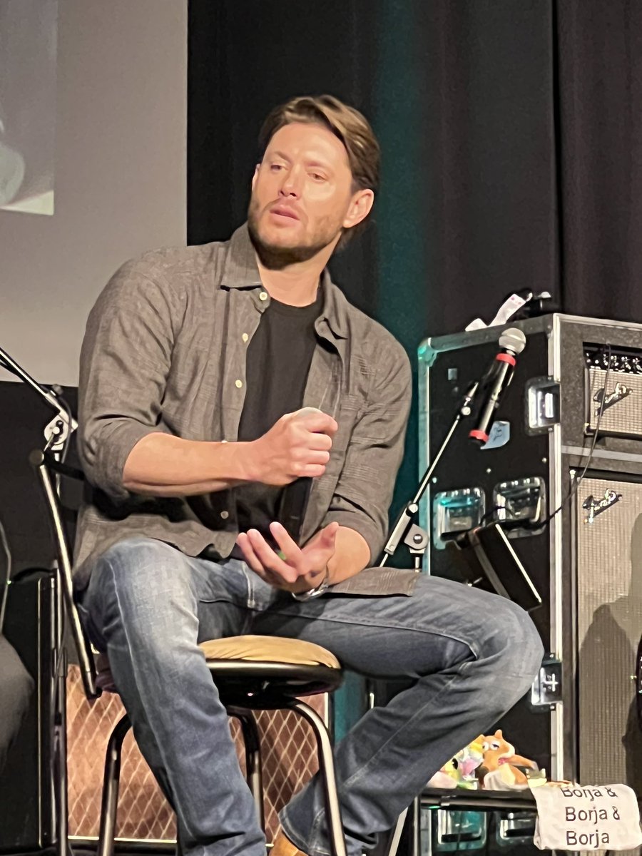 Queen_Kat's tweet photo. A man and his mic.. a series
#JensenAckles #SPNDAL #SPNDallas https://t.co/dQKCUrtDqQ