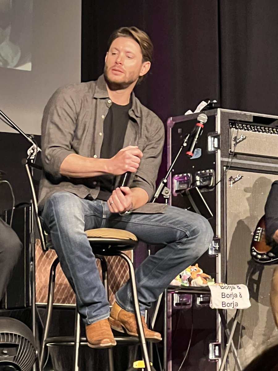 Queen_Kat's tweet photo. A man and his mic.. a series
#JensenAckles #SPNDAL #SPNDallas https://t.co/dQKCUrtDqQ