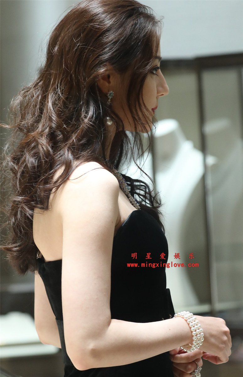 gril6668's tweet photo. #迪丽热巴 出席某珠宝品牌发布会上的花絮照片，大尺度露胸长裙，深V爆乳露胸装 https://t.co/xfPUrsmtzU