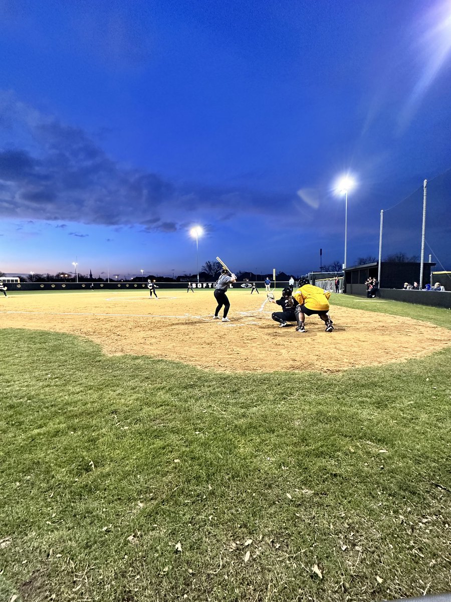 CoachWelock's tweet photo. FUNNIEST NIGHT
Not Coaching -EVER
After 22 yrs of Coaching HS FOOTBALL w a 2nd sport as either Track / Pwr lifting
Tonight I go to my youngest daughter’s JV softball game +
NO UMPIRE
HC said get in there..
#YesMaam😂
#RetiredCoachLife😳
@planoeastsb
@CoachJeff_Smith https://t.co/dXPm0z8QKA