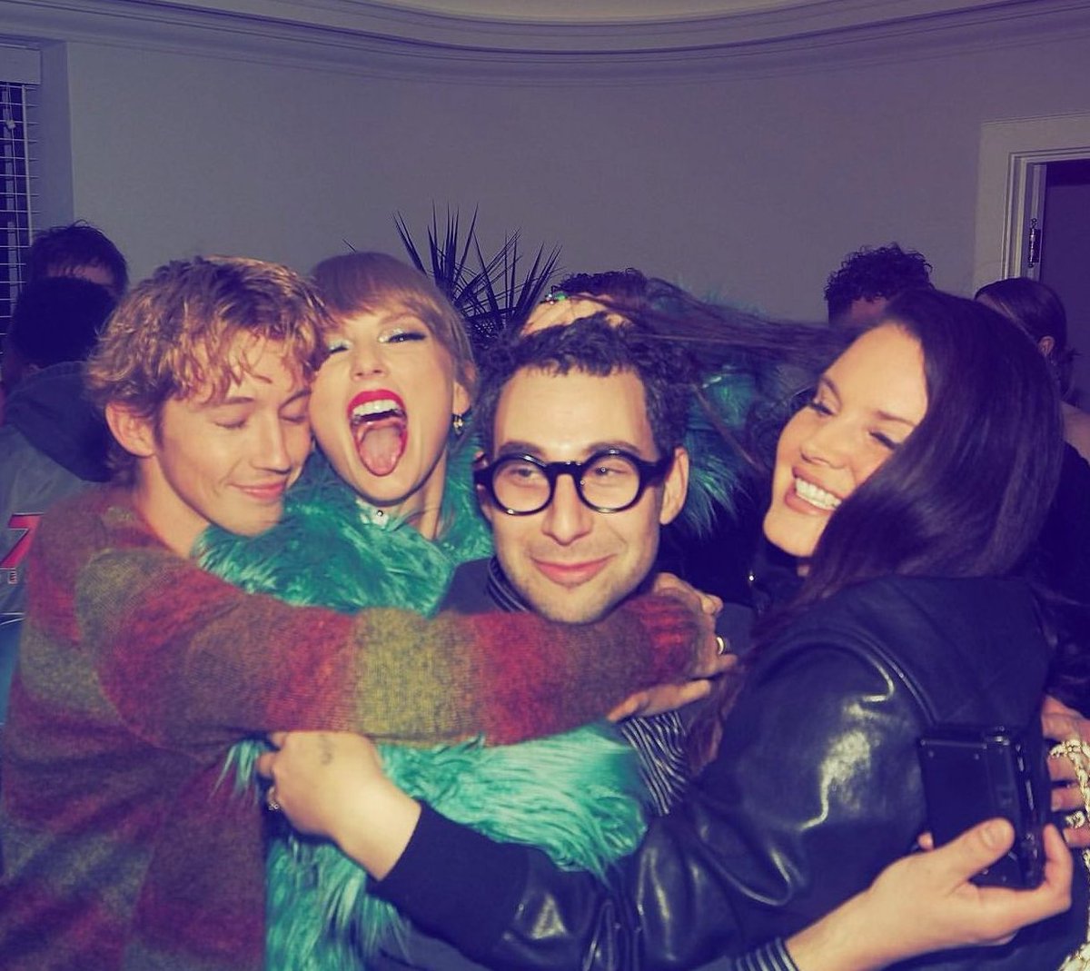 TheSwiftSociety's tweet photo. 📸| Taylor Swift with Lana Del Rey, Troy Sivan and Jack Antonoff https://t.co/4SEURzIXgb