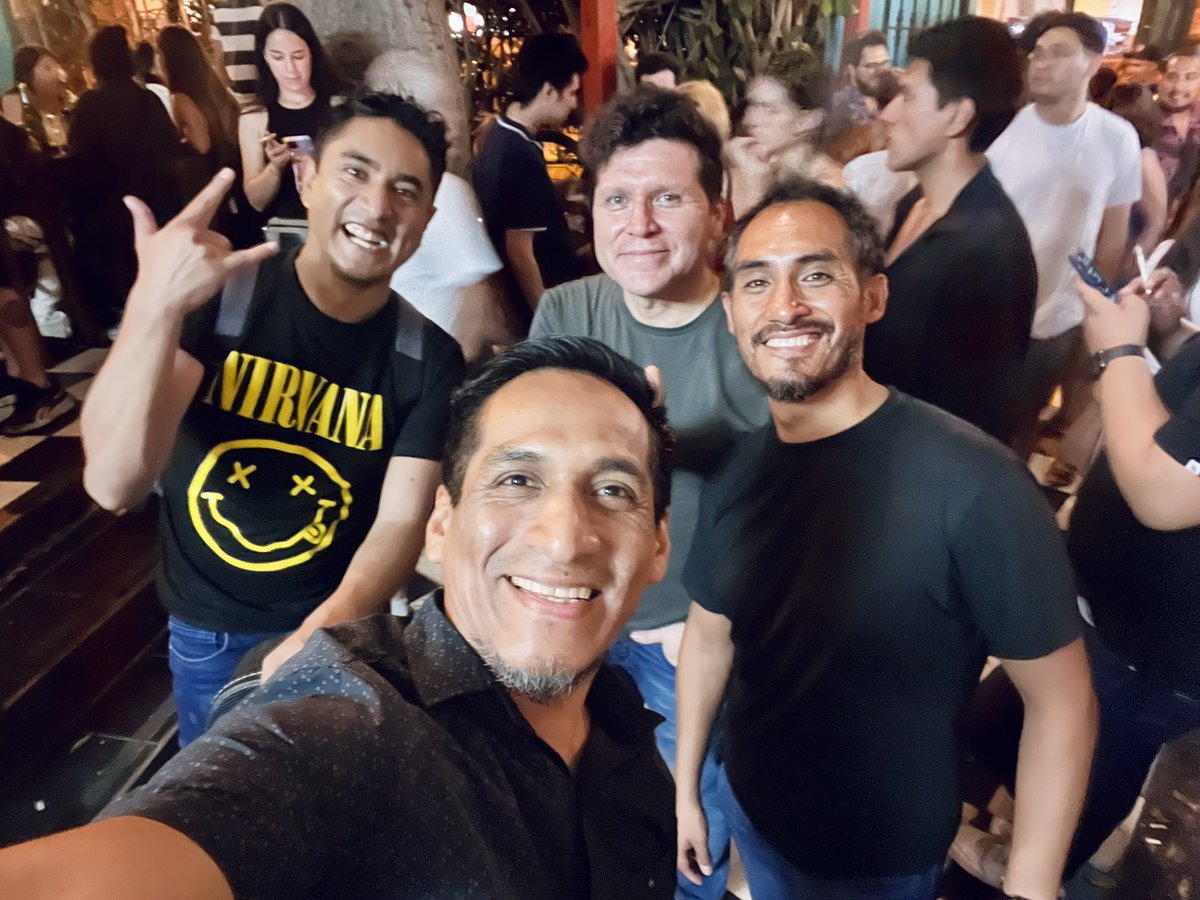 AlexMezaTV's tweet photo. Disfrutando el tributo a #AndresCalamaro https://t.co/ZFH9mMQUtZ