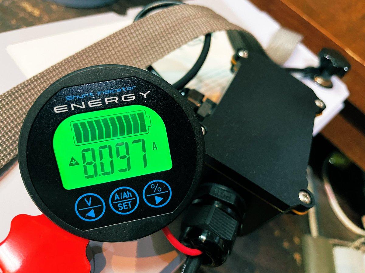 ChonmageFishing's tweet photo. リチウムイオンバッテリー全般に言える事ですが、充電時にはCC,CV充電を採用しています。
低残量時には速く、高残量時には遅くチャージを行います。

※画像はCVチャージ時のものです。 https://t.co/T3ssLFE8PQ