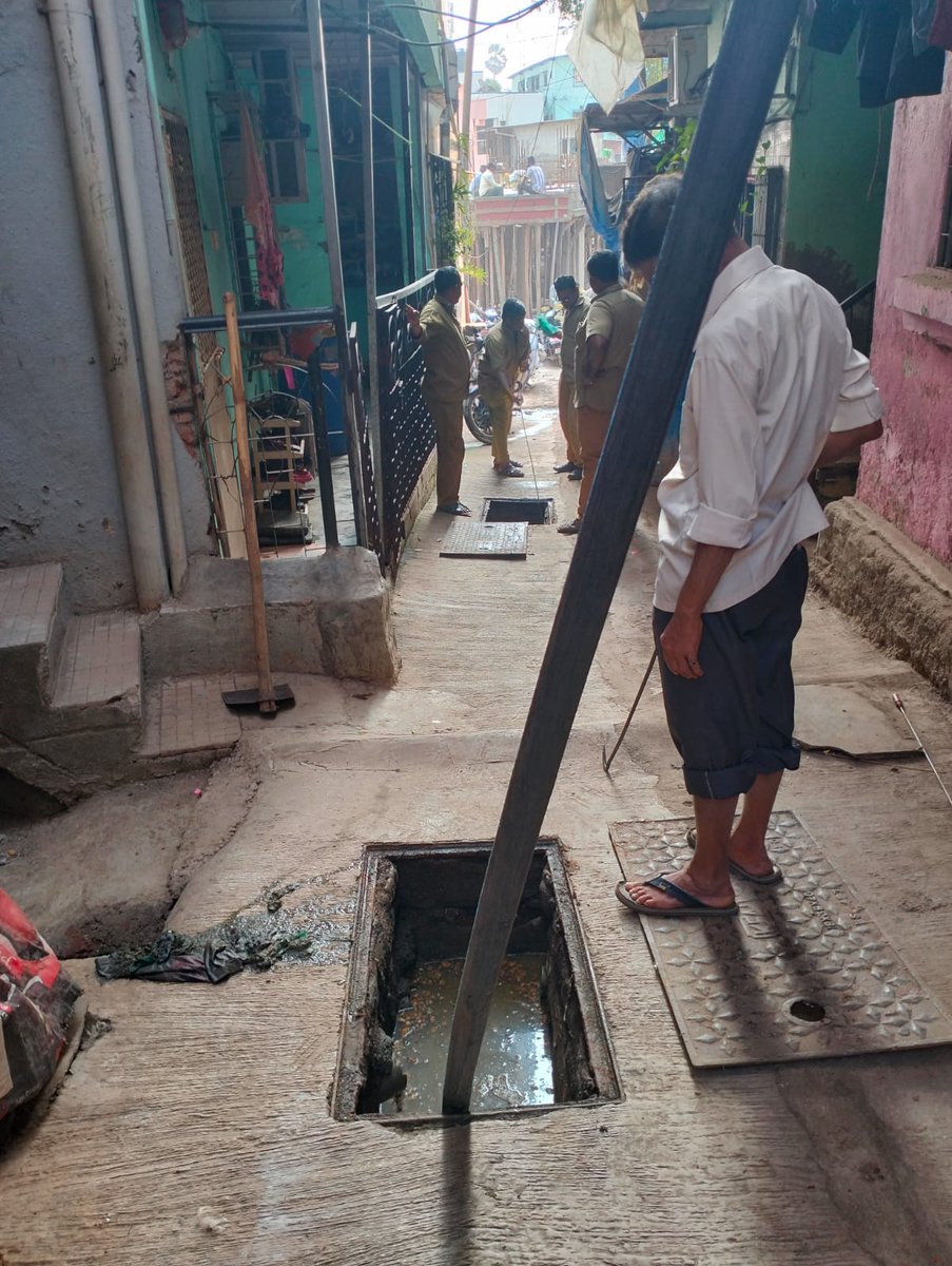 980Sahir's tweet photo. Paily Pada waghmare house ke paas sewer line blockage thi to meri complain per use saaf Kar diya Gaya hai.
Ahmad Sahir Chougule Congress Slum Cell Taluka Vice President.
@BhaiJagtap1 @ravirajaINC @INCMumbai @VarshaEGaikwad https://t.co/mh3Qw5N2v5