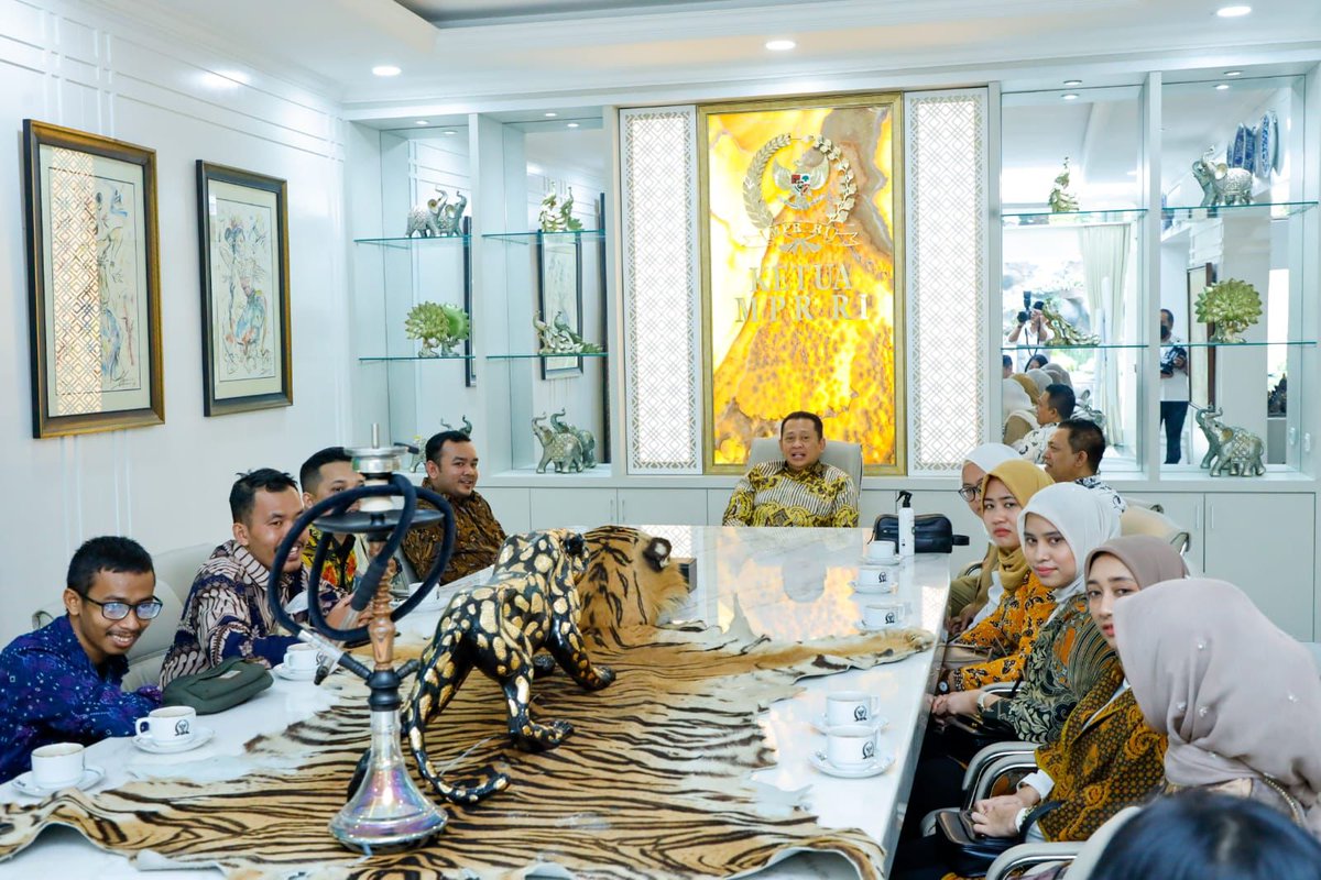 Para pejuang konservasi mati2an melindungi harimau, ternyata malah dijadikan taplak meja pak Bamsoet <a href="/DediMulyadi71/">Kang Dedi Mulyadi</a> <a href="/GakkumKLHK/">GAKKUM Kehutanan</a> <a href="/SitiNurbayaLHK/">Siti Nurbaya Bakar</a>
