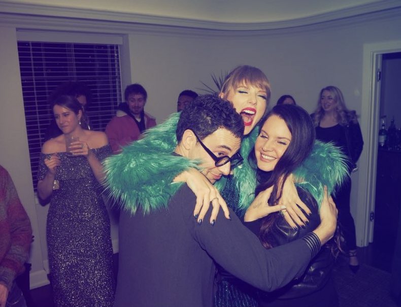 updateswiftbr's tweet image. Like snow on the beach. Taylor Swift com Jack Antonoff e Lana Del Rey na festa!
