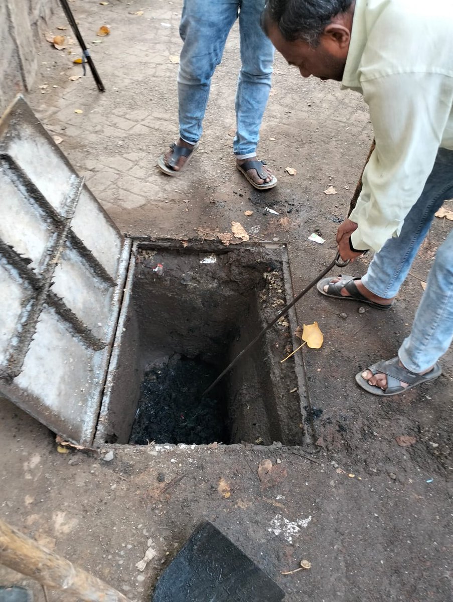 980Sahir's tweet photo. Paily Pada royal palace hall ke baazu ki sewer line blockage thi to meri complain per use saaf Kar diya Gaya hai.

Ahmad Sahir Chougule congress slum cell taluka vice president. https://t.co/Njeb5SNwRK