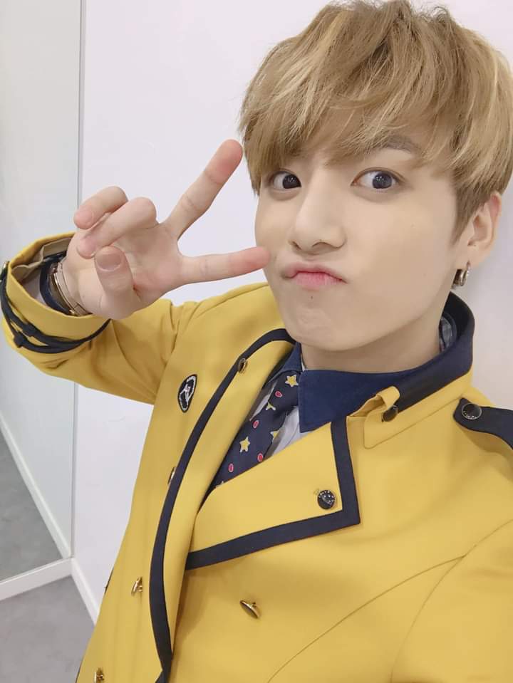 soynessie's tweet photo. aprovechando el aniversario de la graduación de Jungkook, hago tweet para acordarme dentro de 4 años de replicar estas fotos con mis amigos cuando me gradúe de la universidad🥰. #studytwt #studytwtesp @BTS_twt https://t.co/7pwQqaGBw2