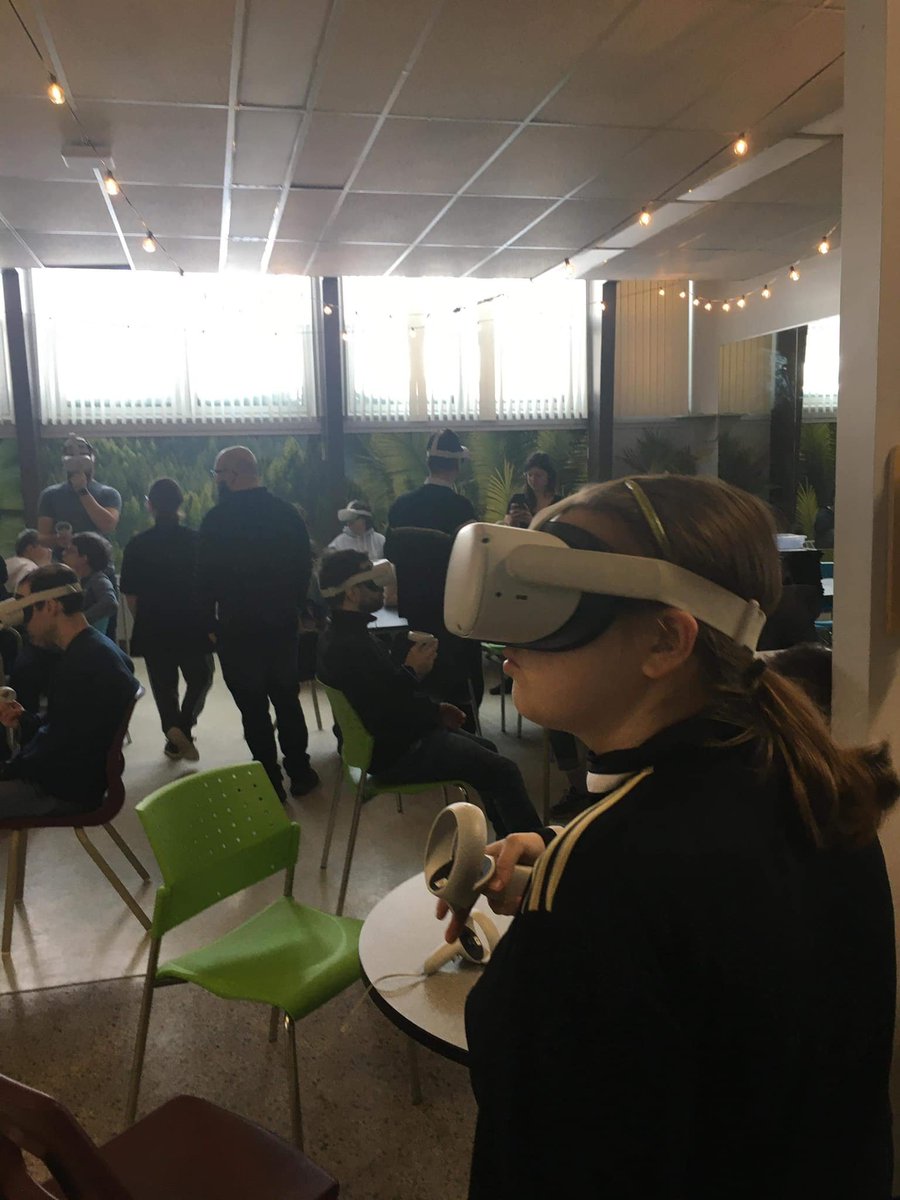 EdCampPremSeign's tweet photo. Une enseignante de la Maison des adultes au @cssdps a gagné une animation de RO2 Techno lors du #EdCampLeSommet. Les élèves de ce centre ont eu la chance de vivre cette belle expérience de réalité virtuelle la semaine dernière! 😍
🤝Merci à RO2 Techno @Ultratosaure #RO2techno https://t.co/oXFVanhPCV
